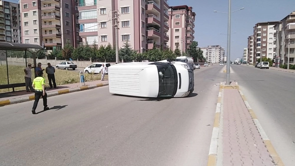 Refüje Çarpan Minibüs Takla Attı