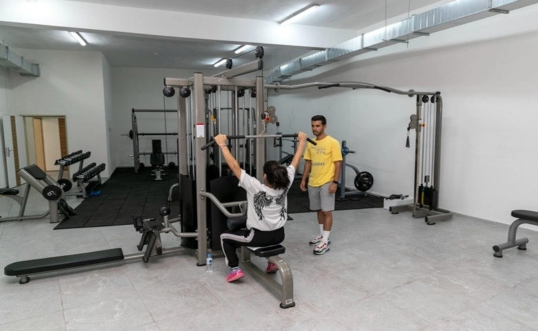 Özel bireyler, fitness salonunda spor yapıyor