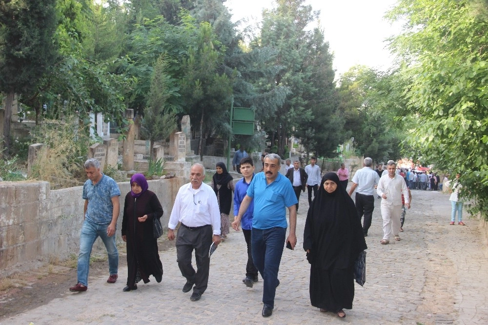 Namaz Sonrası Vatandaşlar Mezarlıklara Akın Etti