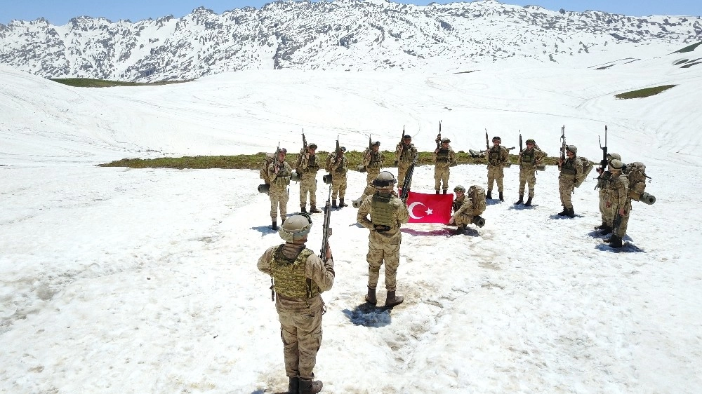 Operasyondaki Mehmetçikler Türkiyenin Bayramını Kutladı