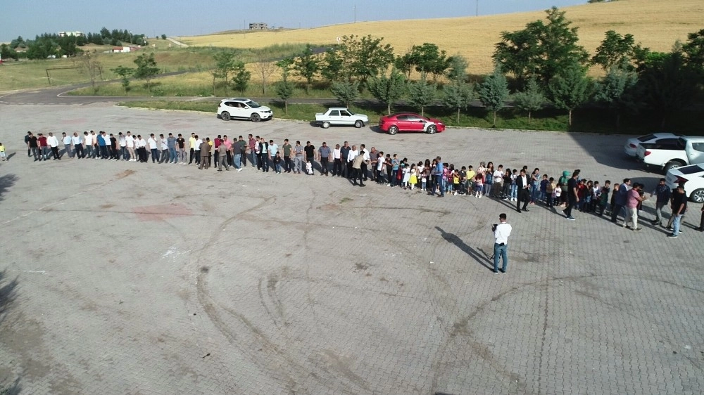 300 Torunu Bayramını Kutlamak İçin Metrelerce Kuyruk Oluşturdu