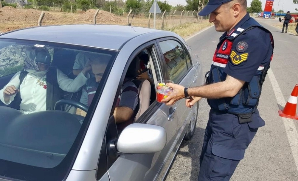 Şanlıurfada Jandarmadan Ceza Yerine Şeker