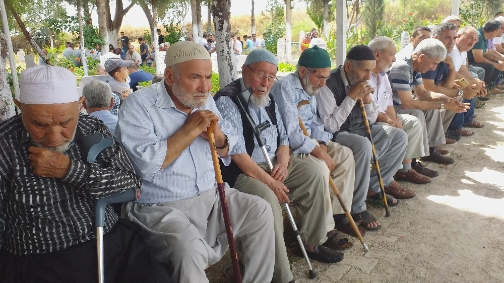 25 Yıldır Hatim Duası Yapıp Mezarlıkta Bayramlaşıyorlar