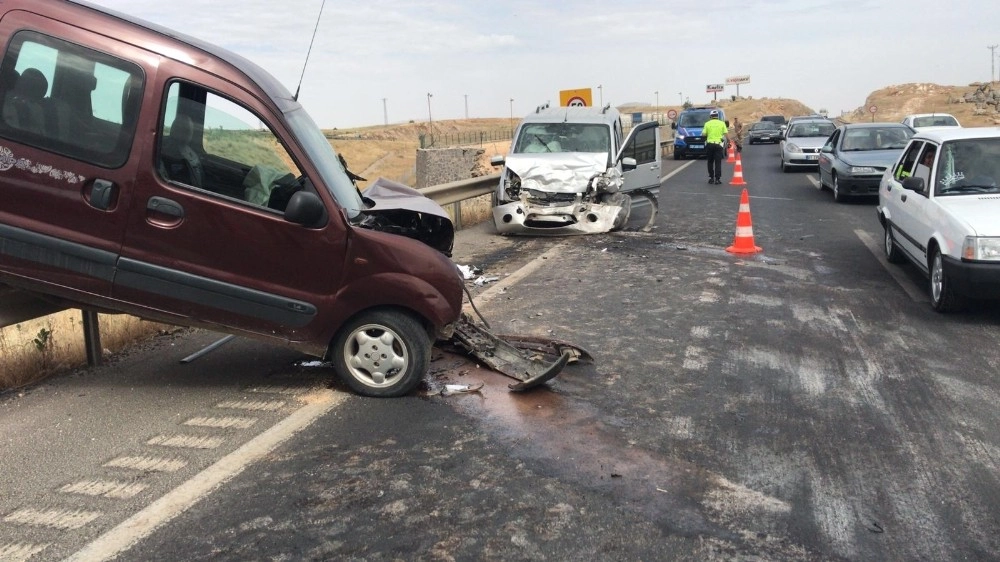 Gaziantepte İki Araç Kafa Kafaya Çarpıştı: 4 Yaralı