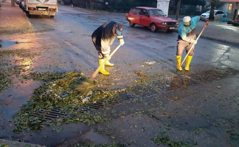 Mersin Toroslar Belediyesi ekipleri sağanak yağış teyakkuzunda