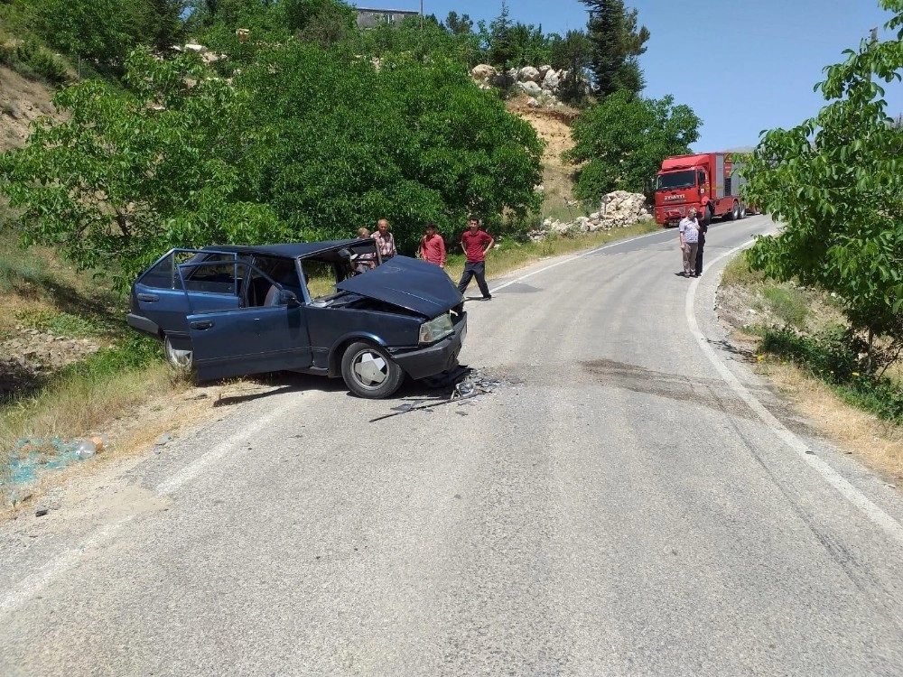 Kahramanmaraş’ta İki Otomobil Kafa Kafaya Çarpıştı: 13 Yaralı