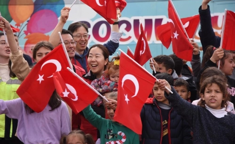 Güney Koreli gönüllüler, Osmaniye'de çocukları sevindirdi