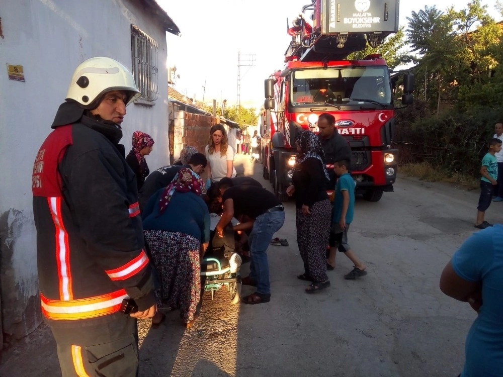 Bunalıma Girdi, Evini Ateşe Verdi