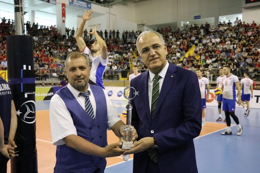 Voleybol Federasyonu Başkanı Üstündağa Ödül