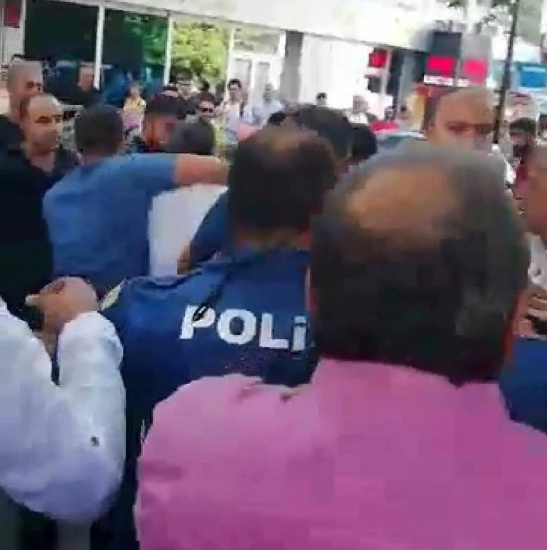 Polis Tacizciyi Linçten Son Anda Kurtardı