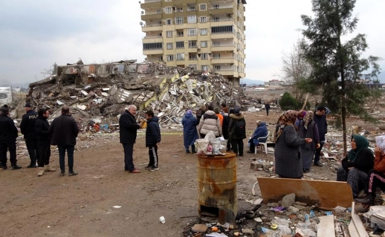 Kahramanmaraş Ebrar Sitesi'nde yitip giden hatıralarını aradılar