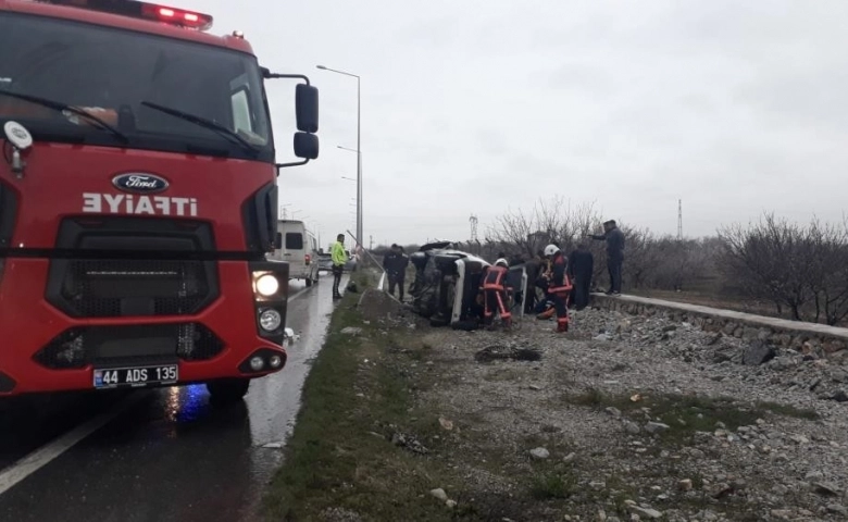 Kontrolden çıkan otomobil bariyerlere çarptı : 3 yaralı