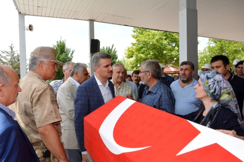 Silahlı Saldırıda Ölen Polis Ve Annesi Defnedildi