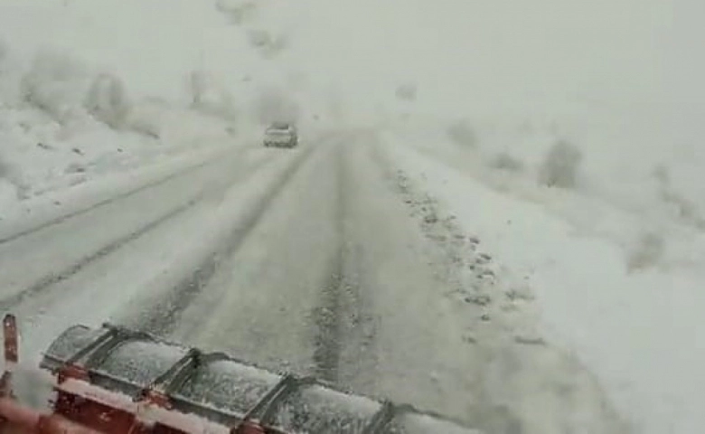 Tunceli-Erzincan arası zincirsiz tırlara kapatıldı