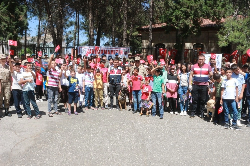 Öğrencilerden Jandarmaya "kuruluş" Kutlaması