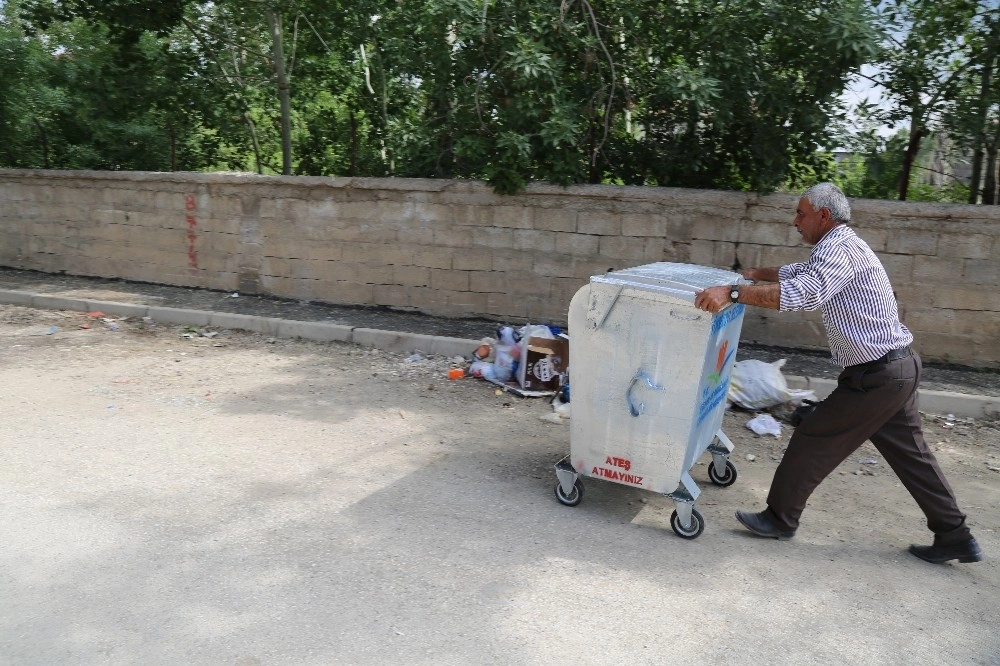 Yüksekovada Mahallelere Çöp Konteynerleri Bırakıldı