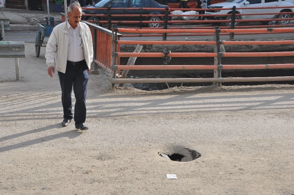 Çöken Yol Tehlike Saçıyor