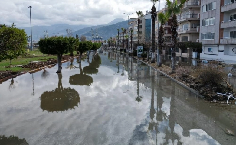 Hatay İskenderun’da deniz taşkınları devam ediyor