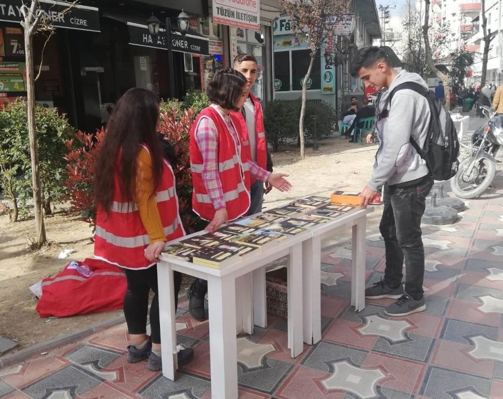 Cizrede Kızılay Gönüllüsü Öğrencilerden Örnek Davranış