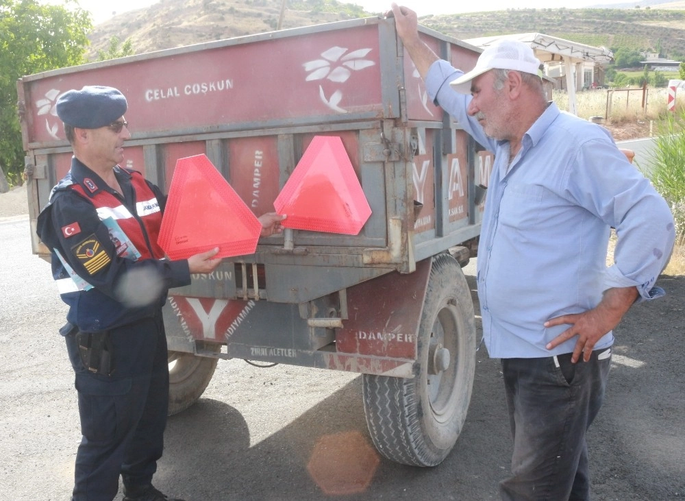 Jandarma Trafik Timlerinden Traktör Sürücülerine Reflektör Uyarısı