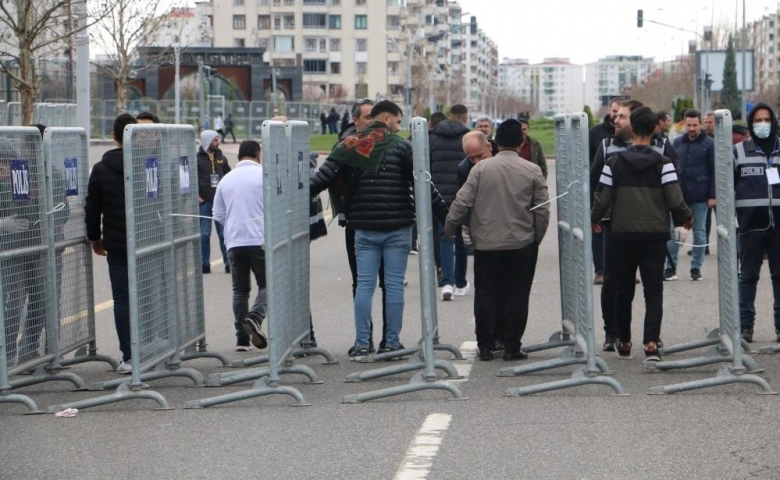 Diyarbakır'da Nevruz kutlaması geniş güvenlik önlemi içinde başladı