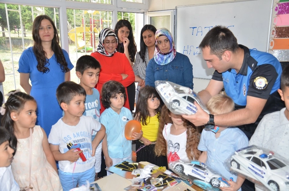 Polisten İlk Kez Karne Heyecanı Yaşayan Öğrencilere Hediye