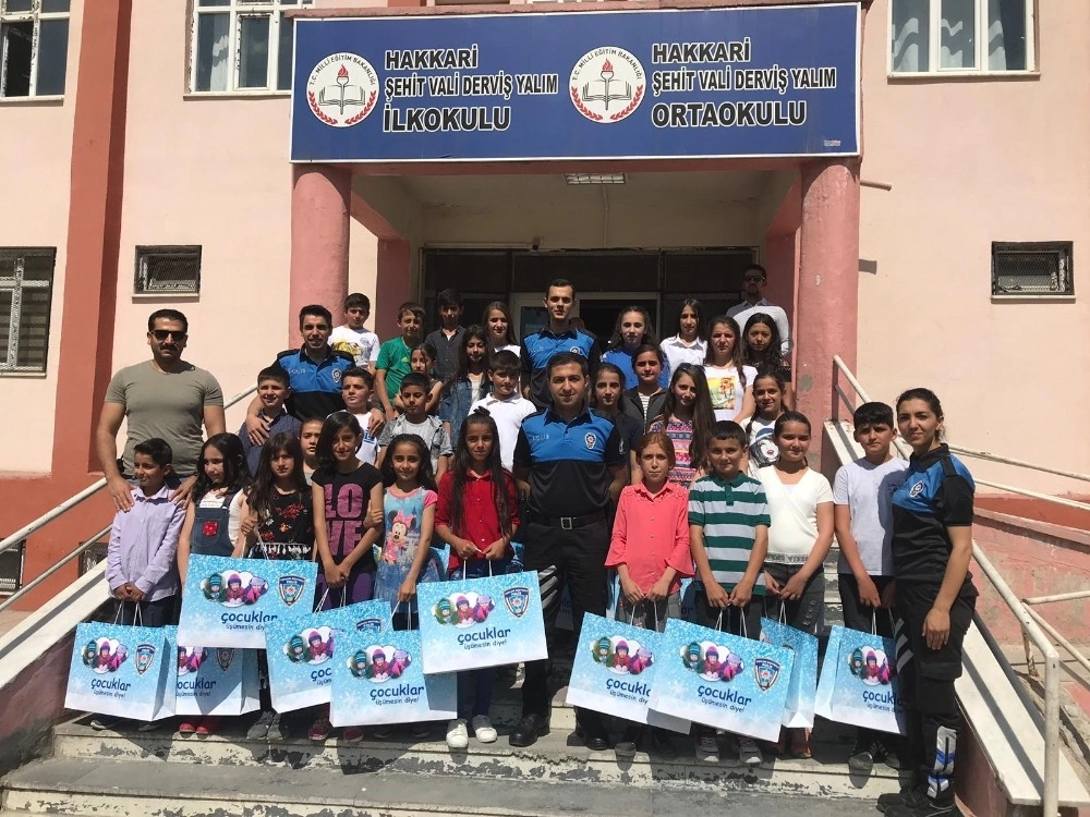 Hakkari Polisinden Öğrencilere Karne Hediyesi