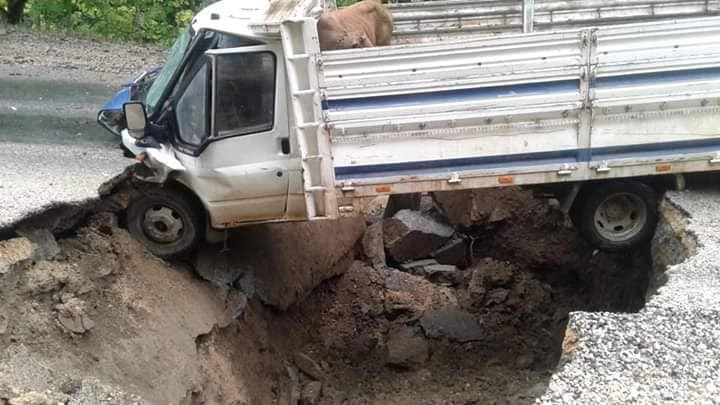 Aşırı Yağış Nedeniyle Yol Çöktü, Kamyonet Çukura Düştü