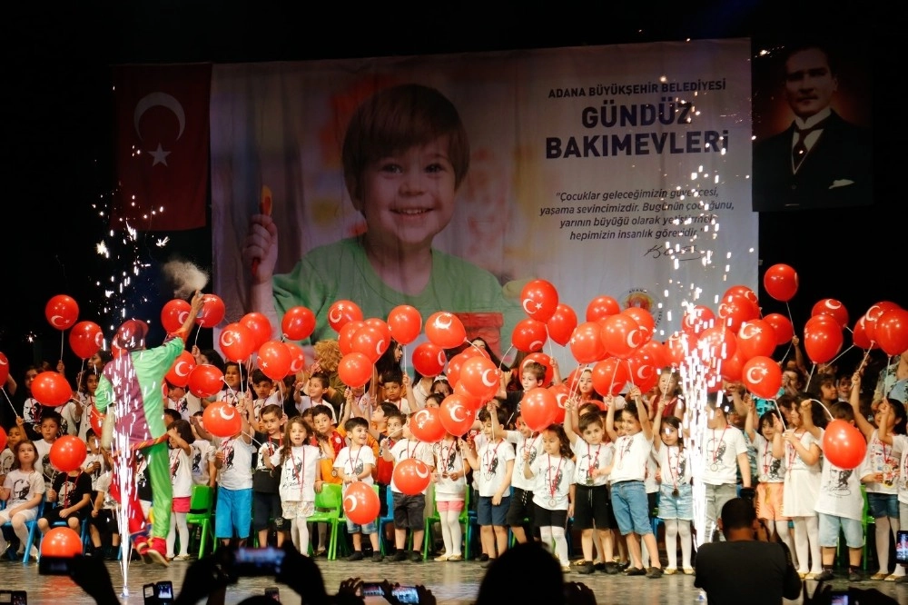 Minikler, Yılsonu Gösterileriyle Alkış Aldı