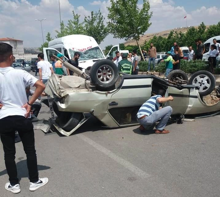 Gaziantep Merkezinde Otomobil İle Minibüs Kafa Kafaya Çarpıştı: 2 Yaralı