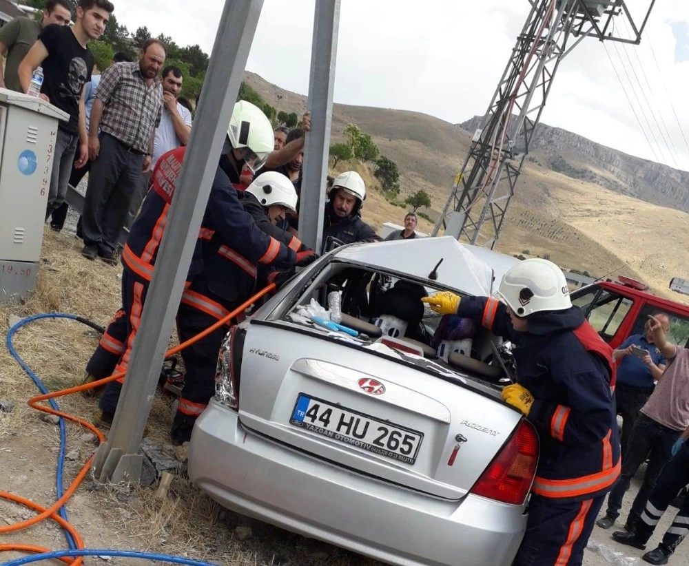 Malatyada Otomobil Aydınlatma Direğine Çarptı: 6 Yaralı