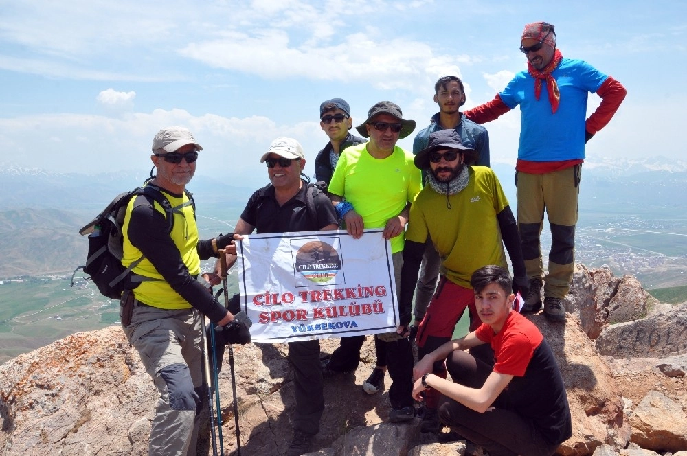 2 Bin 400 Rakımlı Bayrak Tepeye Zirve Tırmanışı