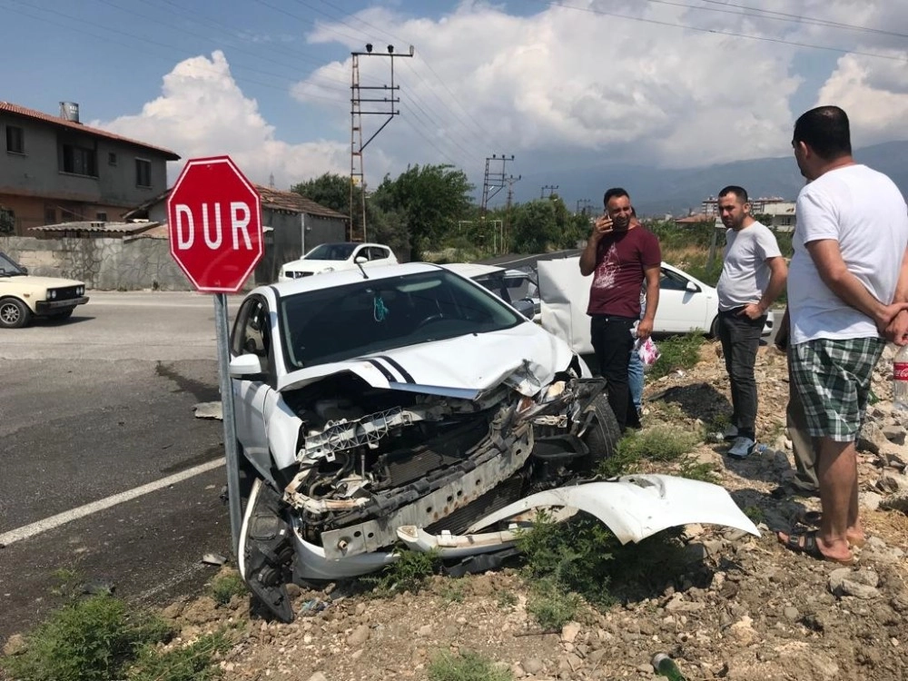 Hatayda Trafik Kazası: 1İ Bebek 5 Yaralı