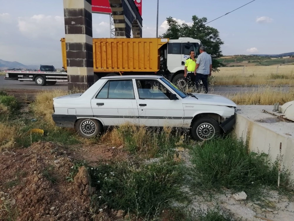 Adıyamanda Trafik Kazası: 2 Yaralı