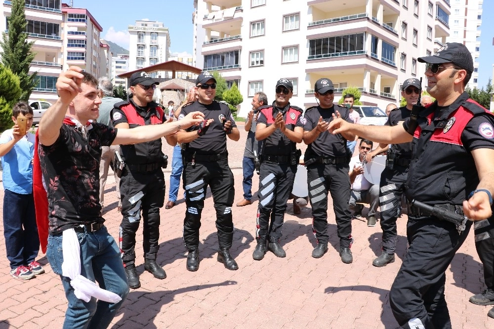 Polis Asker Eğlencesine Konvoyla Geldi, Görenler Şaşırdı