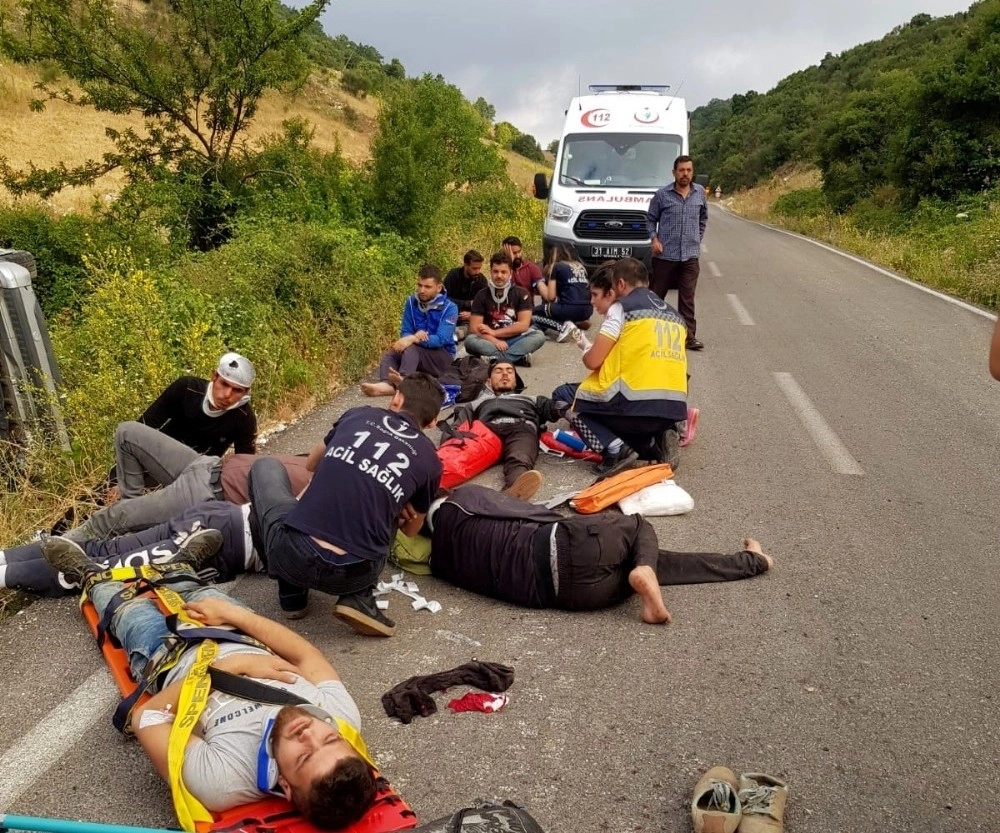 Hatayda Kaçak Göçmen Taşıyan Kamyonet Devrildi: 11 Yaralı