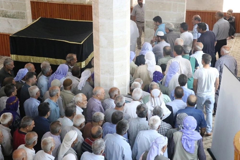 Hacı Adayları Maket Kabe Etrafında Tavaf Yaptı