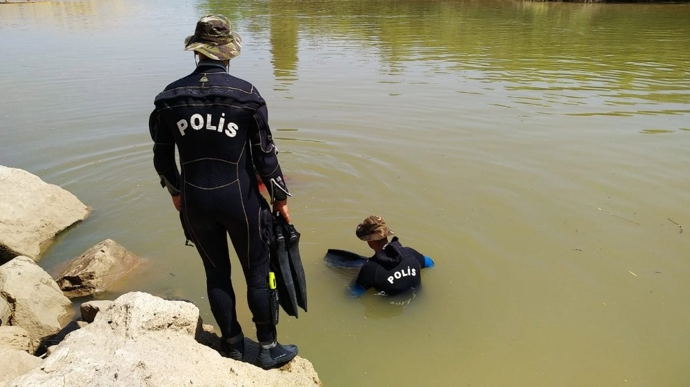 Nehirde Kaybolan Genci Balık Adamlar Arıyor