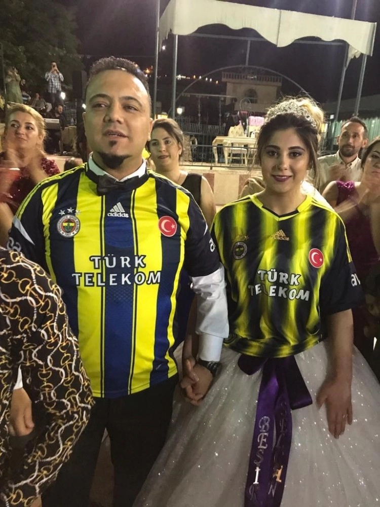 Mardinli Gelin Ve Damat Düğünde Fenerbahçe Forması Girdi