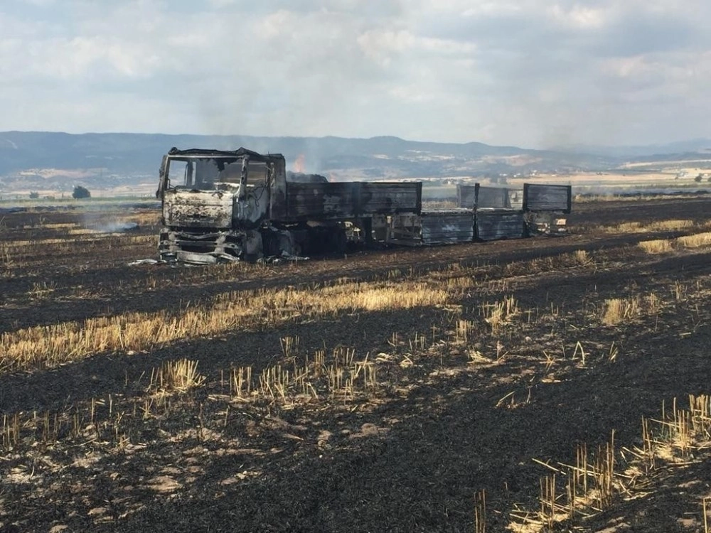 Sigara İzmariti, Tarlayı Ve Kamyonu Kül Etti