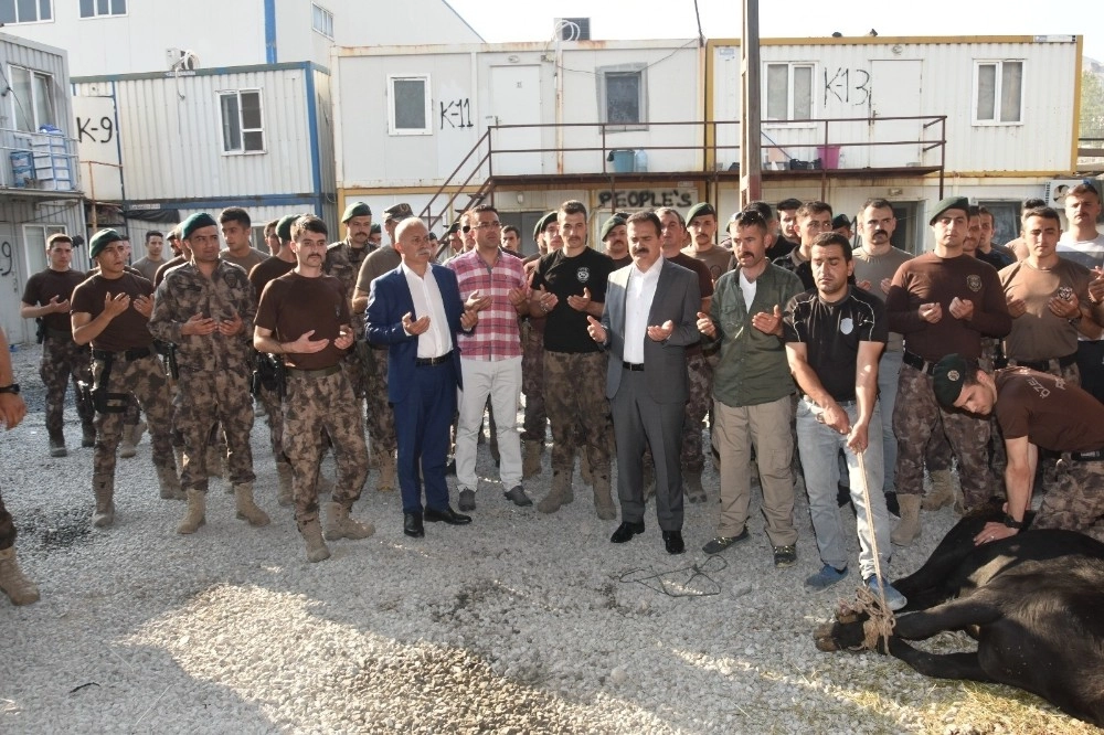 Hakkari Polisinden Kurban Kesimi