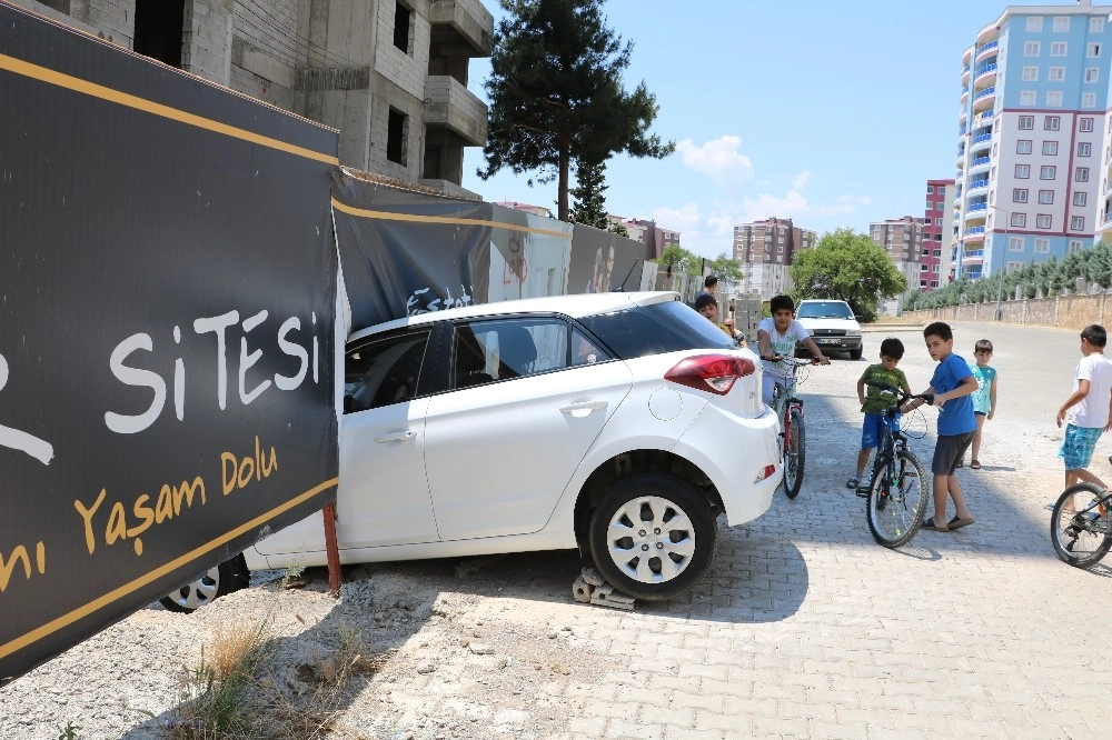 Freni Boşalan Sürücüsüz Otomobil İnşaat Duvarına Çarptı