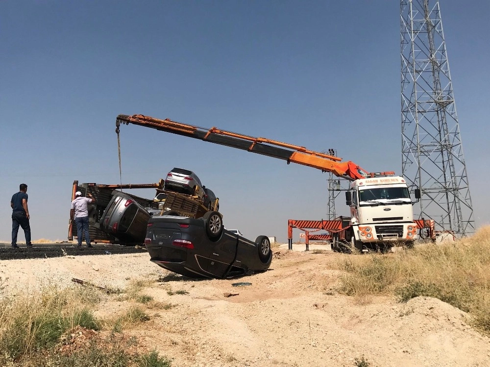 Lüks Araçları Taşıyan Tır Devrildi