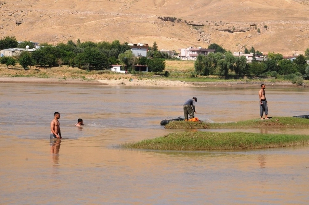 Serinlemek İçin Dicle Nehrine Giren 20 Yaşındaki Genç Suda Kayboldu