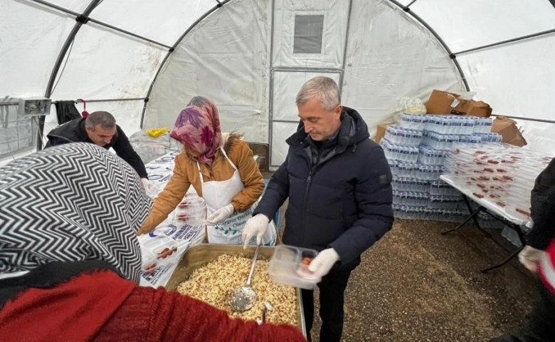 Başkan Tahmazoğlu Adıyamanlı depremzedelerle birlikte iftar açtı