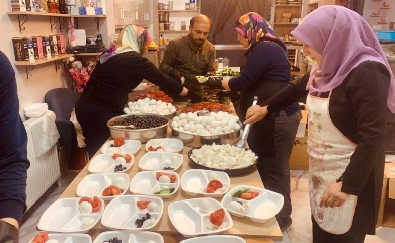 Birecikli Bir Grup Kadın depremzedeler için sarma ve dolma yaptı