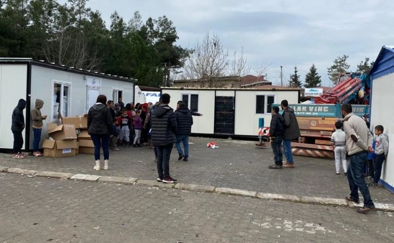 Eğitim İş’te depremzedelere yardımlar sürüyor