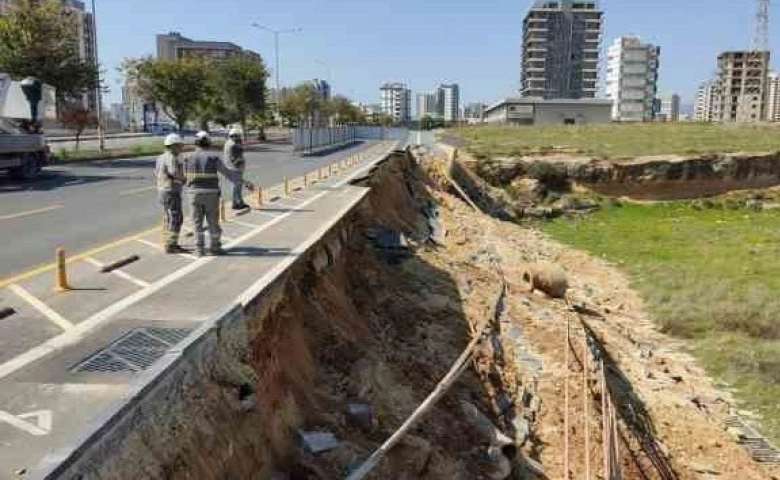 Mersin'de bisiklet yolu çöktü