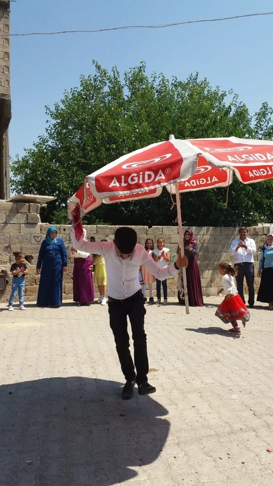 Kavurucu Sıcak Altında Dev Şemsiye İle Halay