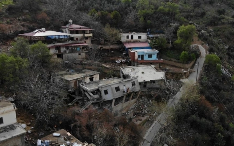 Hatay'da Depremin yıkamadığı evleri dağdan düşen  kayalar yıktı